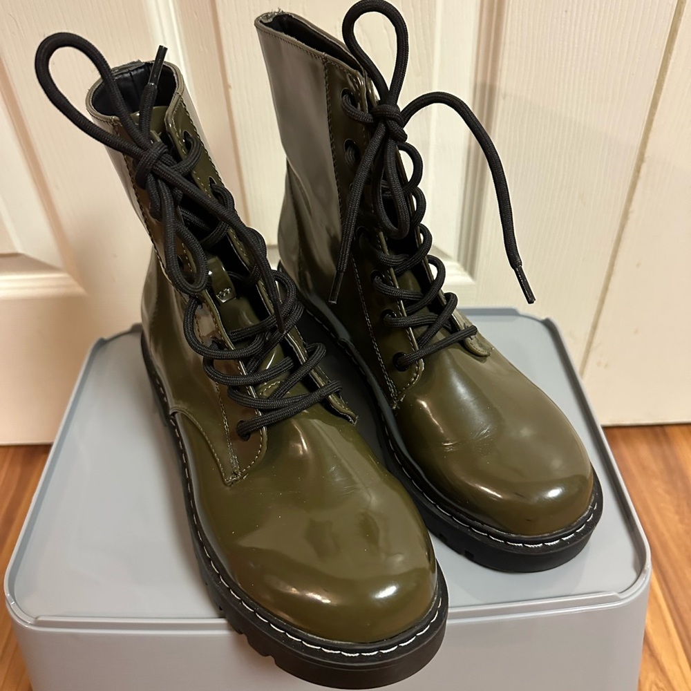 Women’s H&M Divided Olive Shiny Lace-Up Combat Boots Size 7